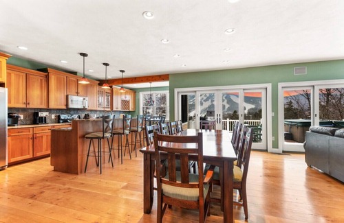 West Dover Ski Chalet | Escape to Mountainview Haven: Spacious Retreat with Hot Tub at Mount Snow