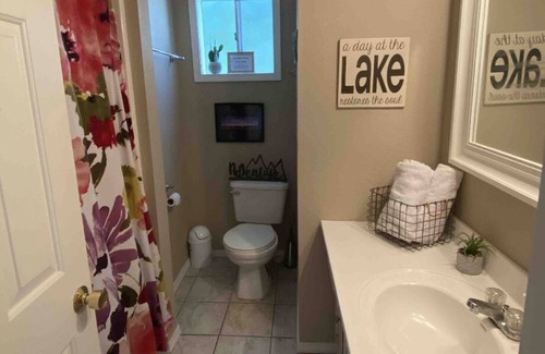 Eufaula Cabin | Escape to our peaceful lake view retreat, nestled in the heart of Eufaula.