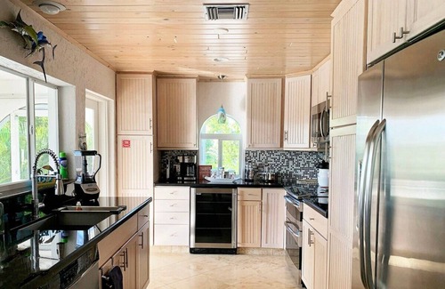 Marathon House | Escape to Paradise, enjoy Outdoor Kitchen and more