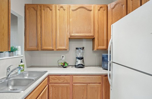 Hudson Bend House | Escape to Reames Dream BnB: Lakefront bliss with sand volleyball awaits!