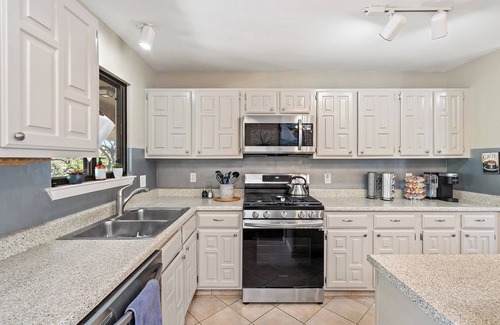 Hudson Bend House | Escape to Reames Dream BnB: Lakefront bliss with sand volleyball awaits!