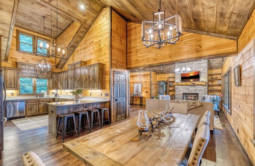 Mineral Bluff Cabin | Escape to Serenity! Custom Crafted Cabin! Hot Tub!