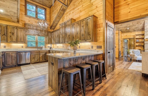 Mineral Bluff Cabin | Escape to Serenity! Custom Crafted Cabin! Hot Tub!
