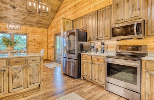 Mineral Bluff Cabin | Escape to Serenity! Custom Crafted Cabin! Hot Tub!