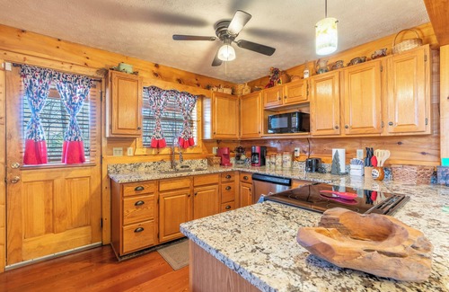 Gatlinburg - Pigeon Forge House | Escape to Serenity: Cozy Mountain Cabin with Mountain View/Pet Friendly