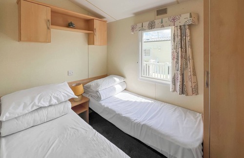 Rhyl Cottage | Escape to the coast with Cozee Stays; your perfect holiday caravan in Rhyl.