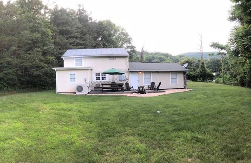 Luray Cabin | Escape to the Mountains! Pets welcome!