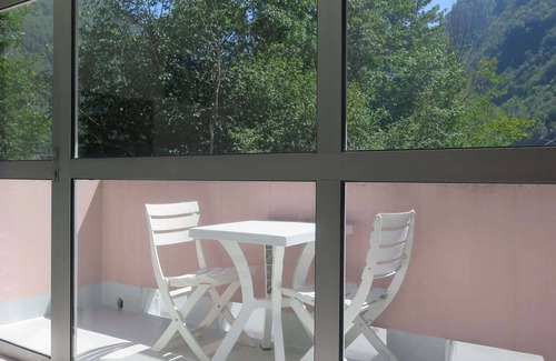 Cauterets Apartment | Escape to the Pyrenees: Cozy Apartment with Balcony, Parking & Pet-Friendly