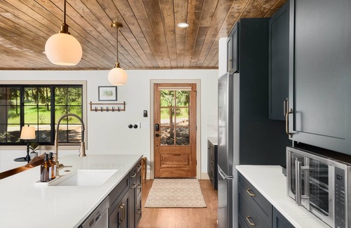 Cascade Cabin | Escape to Riverhouse South: Relaxing Hot Tub, Fire Table & Cold Plunge