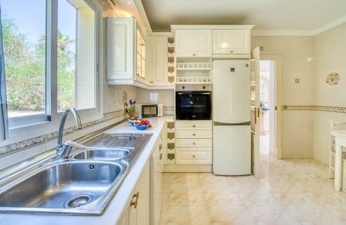 Campos House | Escape with Tennis Court