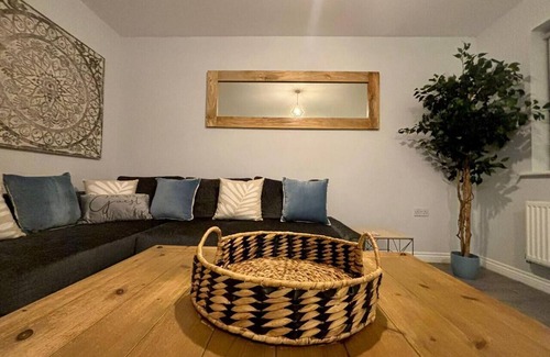 Maidenbower House | Eskdale Townhouse 4BR, Eskdale Townhouse - Cosy and Elegant 4BR