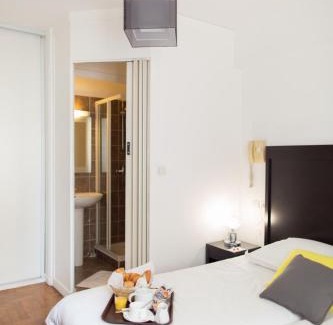 Riou - Petit Juas - Av de Grasse Hotel | Esperanto