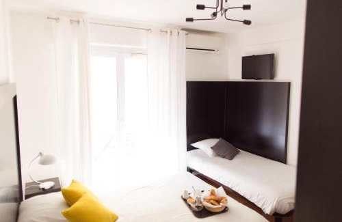 Riou - Petit Juas - Av de Grasse Hotel | Esperanto