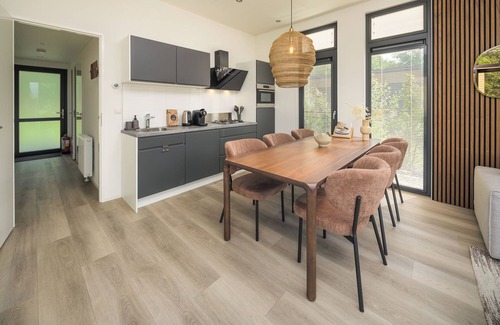 Lieren House | Essenburgh: Spacious and stylish home for 6 people with three bedrooms, a modern kitchen, a cozy outdoor space, and a private hot tub and sauna for ultimate relaxation. Enjoy luxury and nature in the Veluwe.