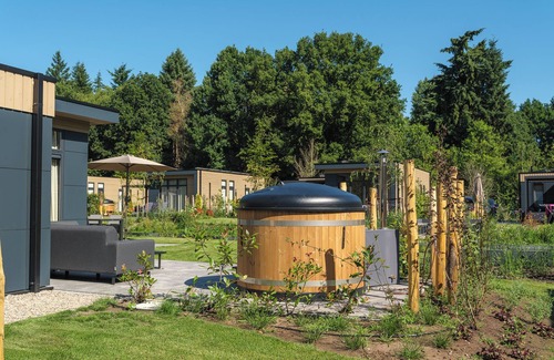 Lieren House | Essenburgh: Spacious and stylish home for 6 people with three bedrooms, a modern kitchen, a cozy outdoor space, and a private hot tub and sauna for ultimate relaxation. Enjoy luxury and nature in the Veluwe.