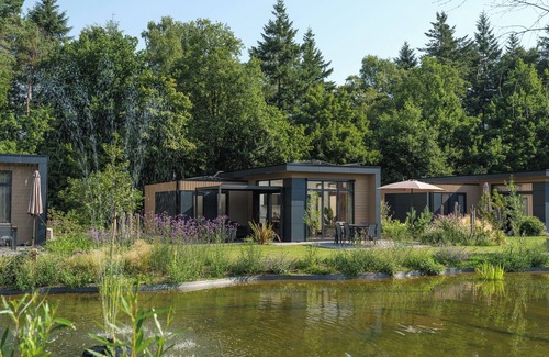 Lieren House | Essenburgh: Spacious and stylish home for 6 people with three bedrooms, a modern kitchen, a cozy outdoor space, and a private hot tub and sauna for ultimate relaxation. Enjoy luxury and nature in the Veluwe.