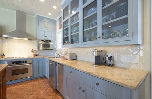 McQueeney House | Estate with exclusive grounds, private tennis courts, and beautiful views