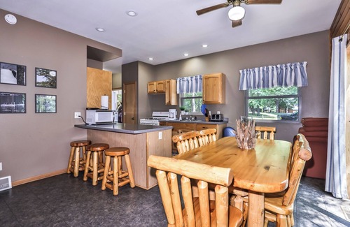 St Germain Cottage | Estrold's Resort-Maple Cabin
