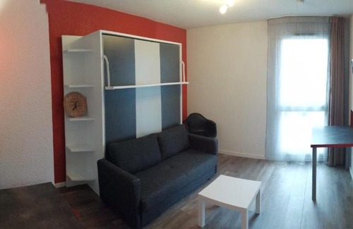Poitiers Apartment | Eté 2022 - Studio meublé résidence 3 étoiles avec piscine intérieure - place parking privé comprise