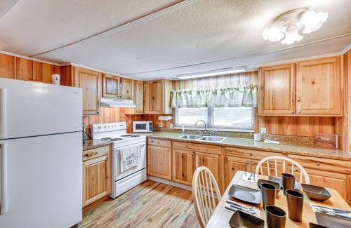 Eufaula Cabin | Eufaula Retreat: Community Pool & Screened Porch!