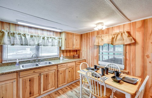 Eufaula Cabin | Eufaula Retreat: Community Pool & Screened Porch!