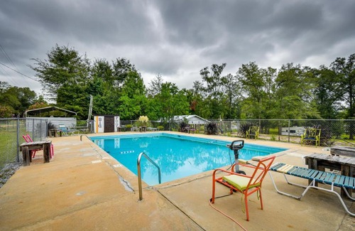 Eufaula House | Eufaula Retreat Community Pool and Screened Porch!
