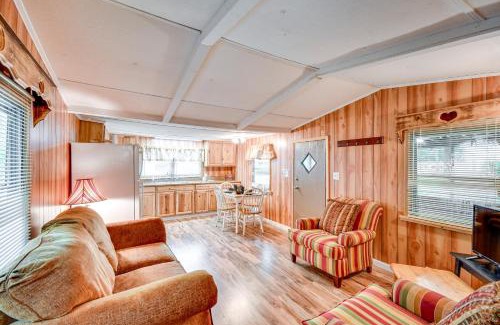 Eufaula House | Eufaula Retreat Community Pool and Screened Porch!