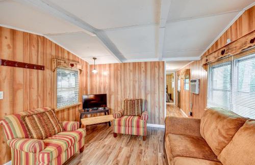 Eufaula House | Eufaula Retreat Community Pool and Screened Porch!