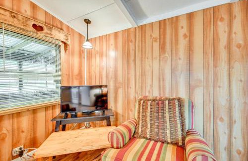Eufaula House | Eufaula Retreat Community Pool and Screened Porch!