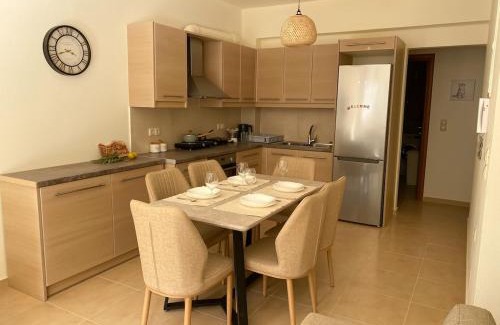 Hersonissos Centre Apartment | Eukalyptos 3BD apartment with yard in Chersonisos