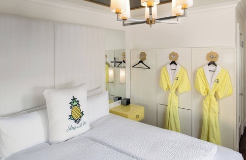Columbus Hotel | European-style Room w/Lively Bar & Restaurant close to everything!