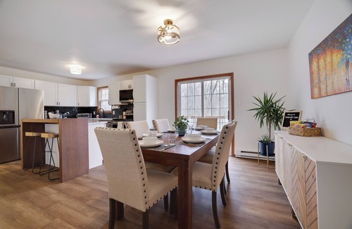 Tobyhanna Cabin | EV Charger, Community Pool, Movie Screen, Close to Most Pocono Attractions