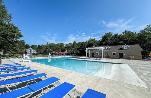 Tobyhanna Cabin | EV Charger, Community Pool, Movie Screen, Close to Most Pocono Attractions