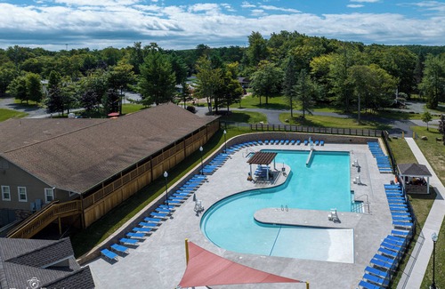 Tobyhanna Cabin | EV Charger, Community Pool, Movie Screen, Close to Most Pocono Attractions
