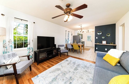 Greater Heights House | EV charger & desk+monitor! 2-1 in the Heights. FULLY fenced in. 5 min to d-town