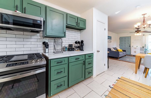 Greater Heights House | EV charger & desk+monitor! 2-1 in the Heights. FULLY fenced in. 5 min to d-town