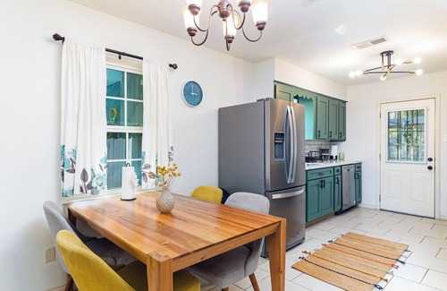 Greater Heights House | EV charger & desk+monitor! 2-1 in the Heights. FULLY fenced in. 5 min to d-town