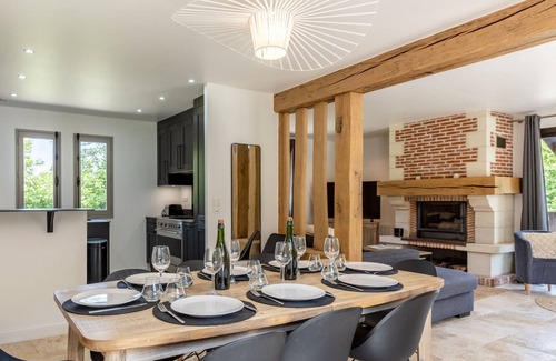 Equemauville Villa | Eva Home | Stunning Villa with Garden | Sleeps 10