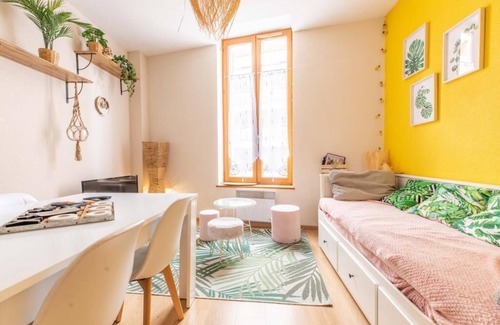 Blatin Apartment | Evasion Centre-ville. Sleeps 2 to 8. (A)