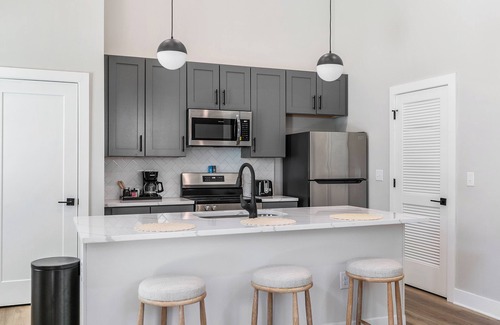 North Chesterfield Apartment | Evelyn 101 - Dramatic 16ft ceilings in this spacious 1 BR in serene Forest Hill