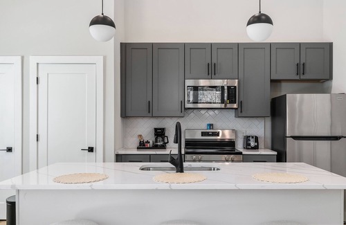 North Chesterfield Apartment | Evelyn 101 - Dramatic 16ft ceilings in this spacious 1 BR in serene Forest Hill