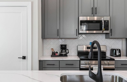 North Chesterfield Apartment | Evelyn 101 - Dramatic 16ft ceilings in this spacious 1 BR in serene Forest Hill