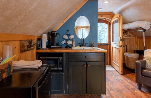 Island Park Cabin | Evergreen Escape ⁓Fishing ⁓ Boating ⁓ Yellowstone ⁓ Atving & snowmobiling trails