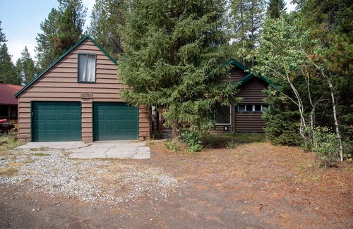 Island Park Cabin | Evergreen Escape ⁓Fishing ⁓ Boating ⁓ Yellowstone ⁓ Atving & snowmobiling trails