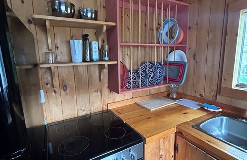 Wasaga Beach Cottage | Evergreen Gardens Resort - Lovely Water Front with pool The Fiddlers Green