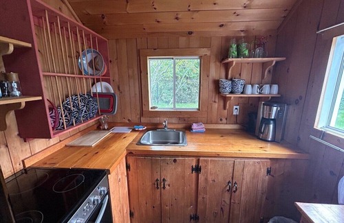 Wasaga Beach Cottage | Evergreen Gardens Resort - Lovely Water Front with pool The Fiddlers Green