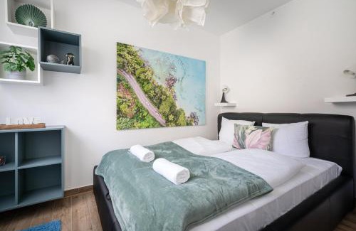 Csarnok negyed Apartment | Everwood Studio with AC