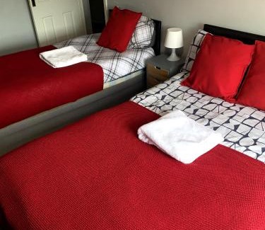 River House | Everything You Need I Super Comfy I Sleeps 7 I WiFi I Parking I 4BDR