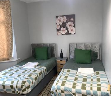 River House | Everything You Need I Super Comfy I Sleeps 7 I WiFi I Parking I 4BDR
