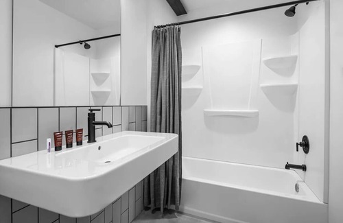 People's Freeway Hotel | evo Hotel, Family Room, Dog-friendly & Free Parking